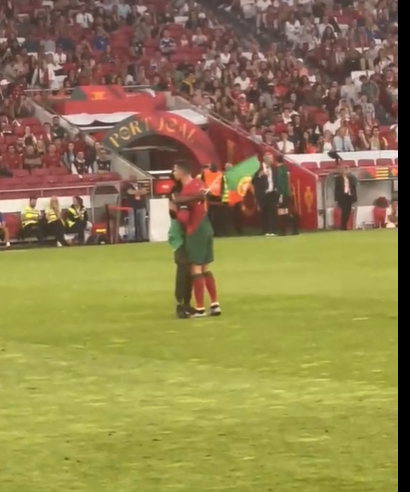 فيديو .. مشجع يقتحم الملعب ويحمل رونالدو